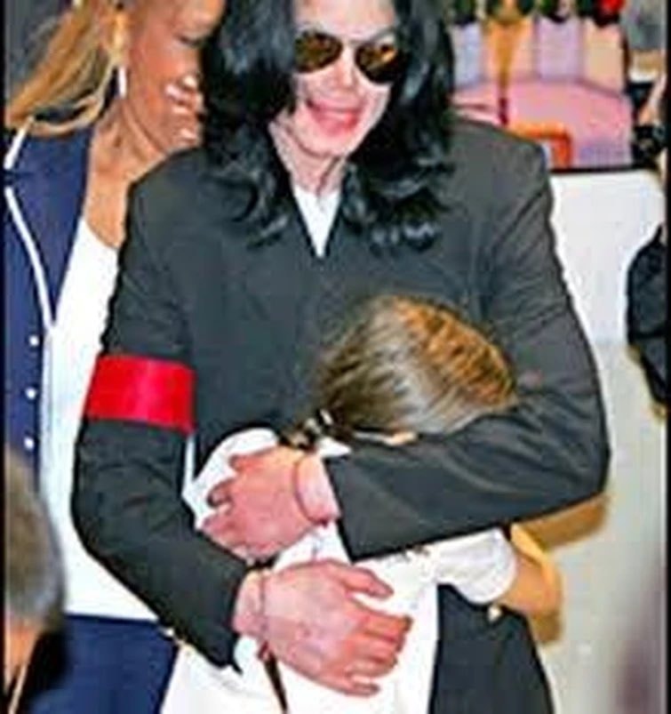 Michael Jackson with kids white face paint (photo 3 of 4)