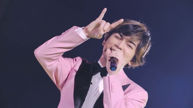 arashiis_mylife pink tuxedo concert (photo 4 of 4)