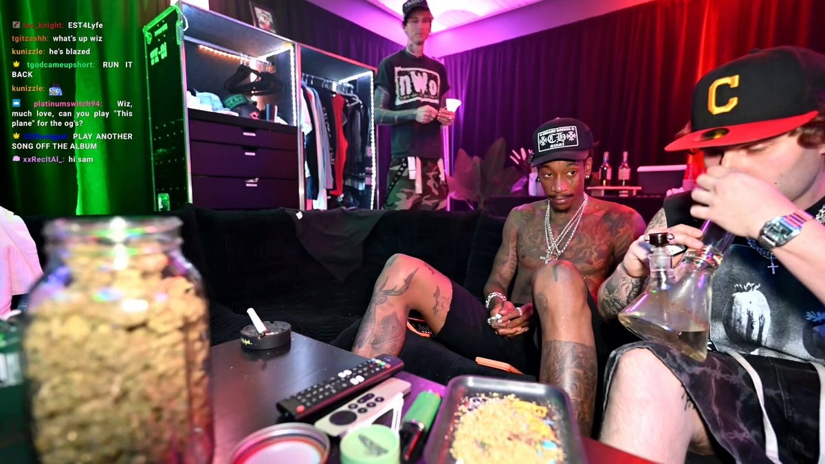 Wiz Khalifa snorkel bong rip