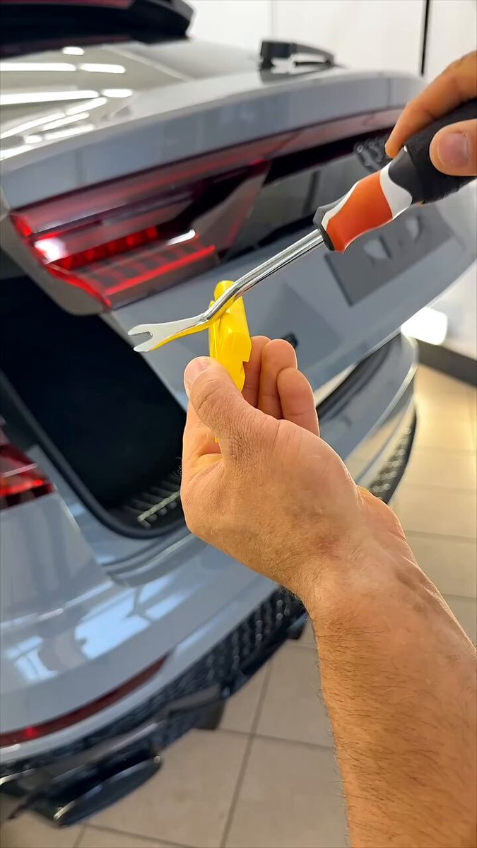 Audi RS Q8 emblem warning