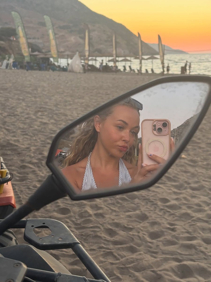 Ellie Dadd mirror selfie (photo 4 of 4)
