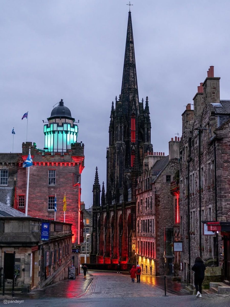 Edinburgh night scene (photo 2 of 2)