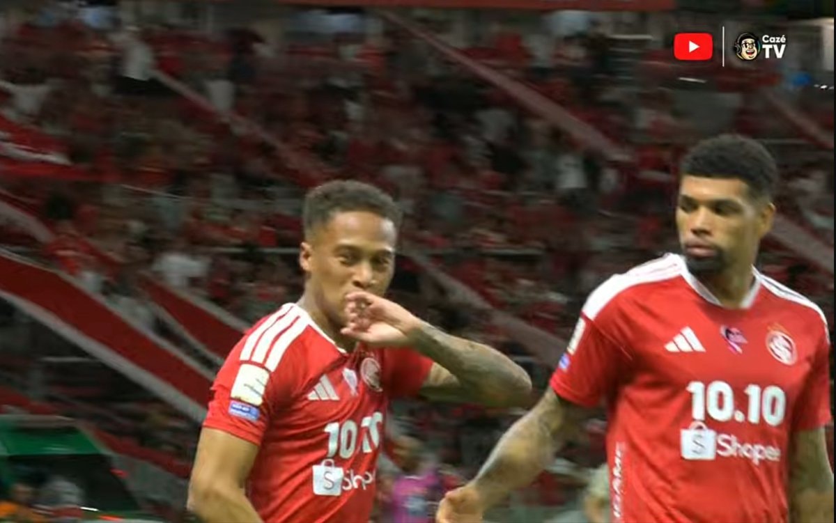 Vitinho celebrates Internacional goal