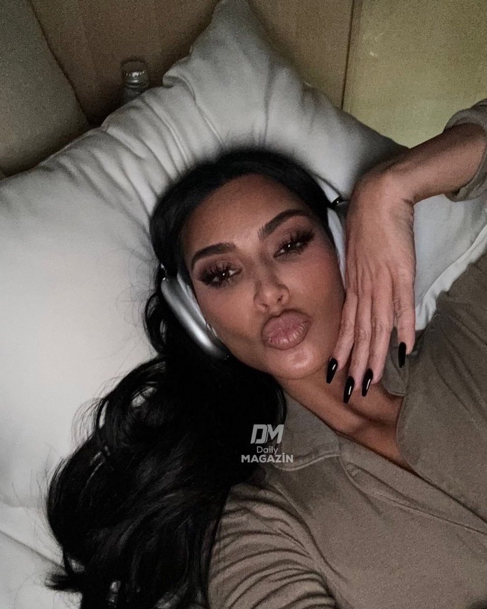 Kim Kardashian jewelry selfie poses