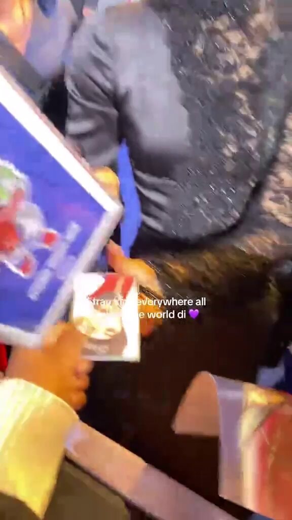 Zendaya signs Felix photocard