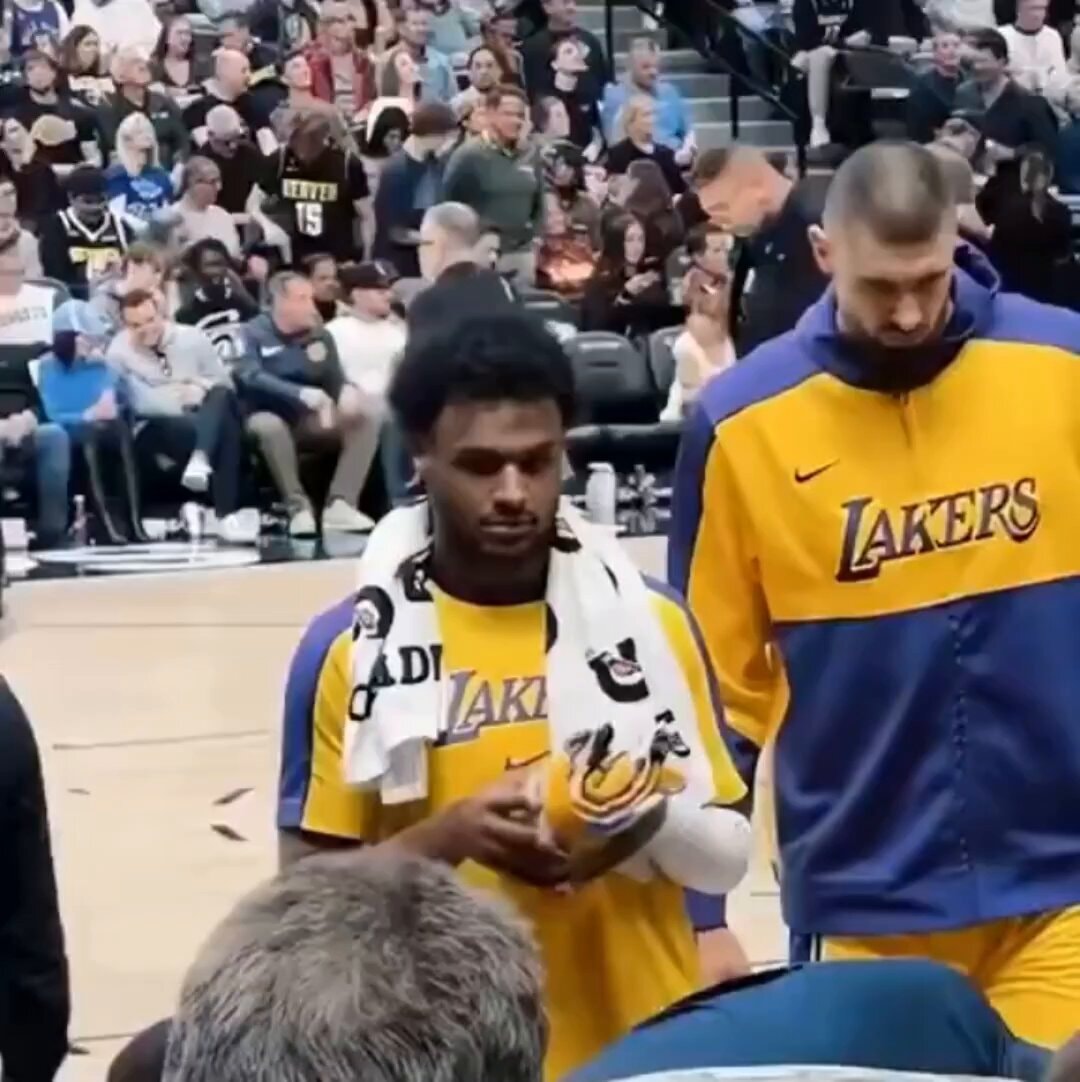 Lakers time traveler gimmick 😂😂😂 Lakers time traveler gimmick 😂😂😂
