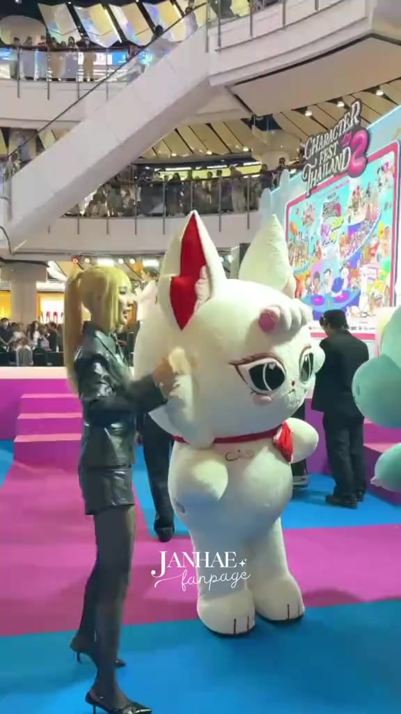 Jewel hides behind K'Ma at CharacterFest Thailand