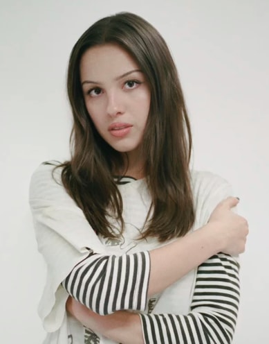 Olivia Rodrigo listening to Petal by Ariana Grande (photo 2 of 2)