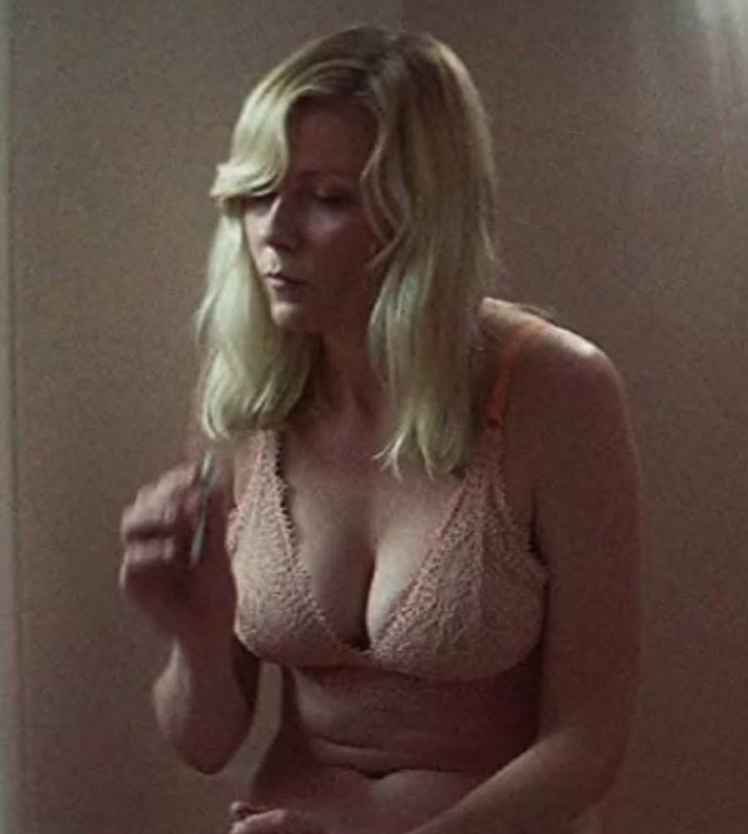 Kirsten Dunst Woodshock 2017 incident (photo 1 of 2)