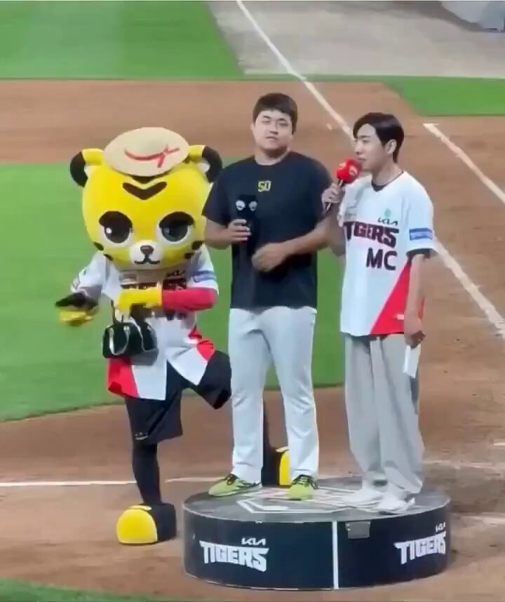 mascot moment on the field