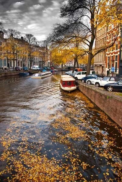 Amsterdam canals in autumn (photo 3 of 4)