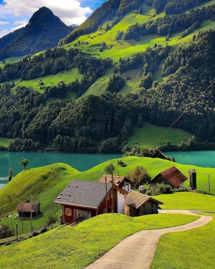 Swiss Alps train ride 🇨🇭 (photo 2 of 4)