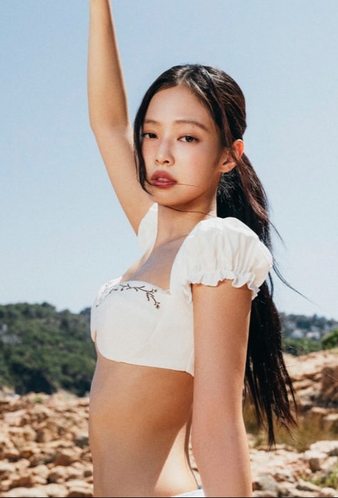 Sunoo recommends Jennie Less Than a Lover (photo 2 of 2)