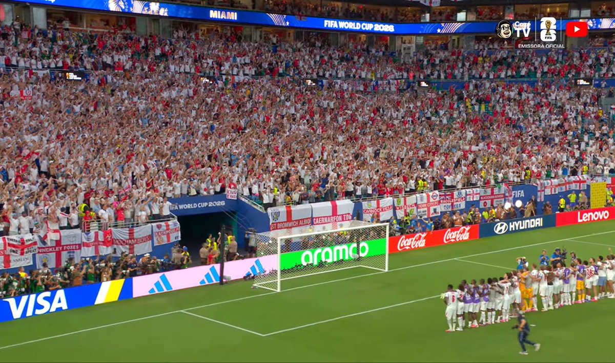 England fans celebrate at stadium 🏴󠁧󠁢󠁥󠁮󠁧󠁿