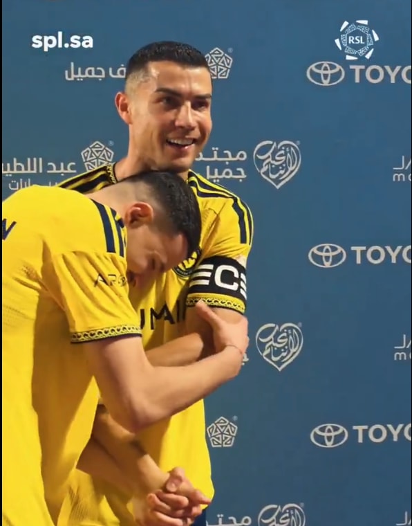 Ronaldo gives Man of the Match award to Al-Hamdan (photo 2 of 3)