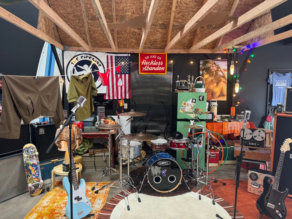 Blink-182 pop-up Los Angeles (photo 1 of 2)