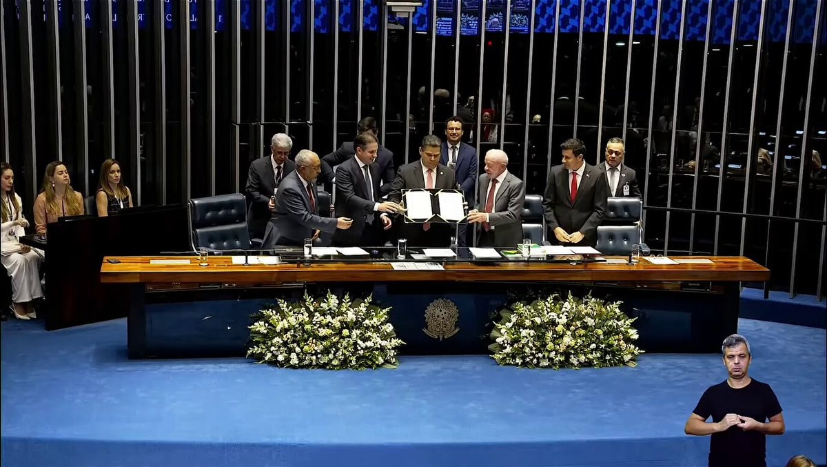 Lula signs PEC ending 6x1 schedule