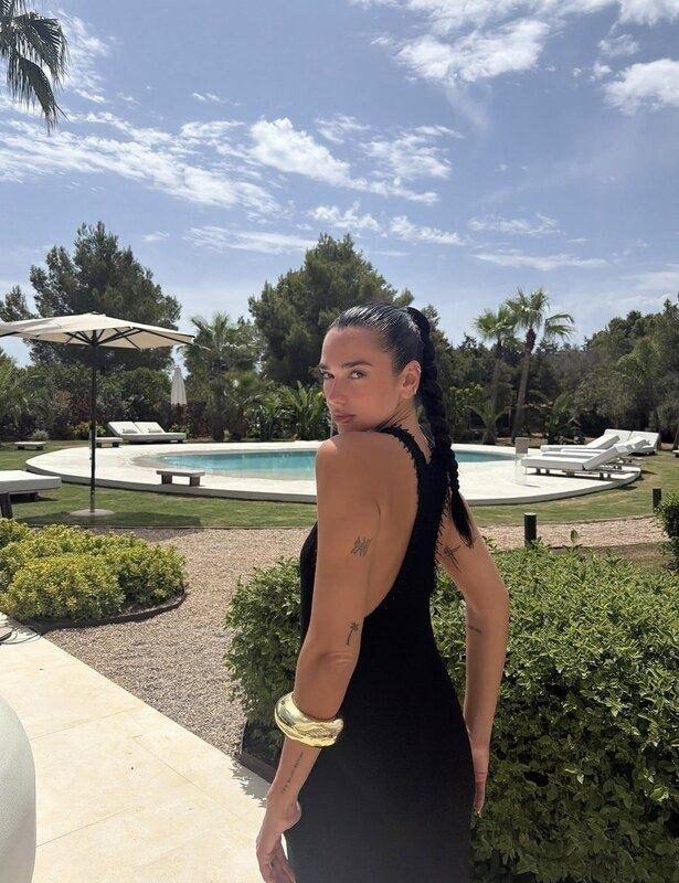 Dua Lipa summer elegance (photo 4 of 4)