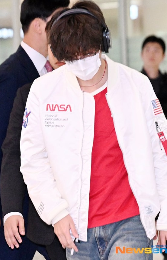 Taehyung airport sighting South Korea (photo 2 of 2)