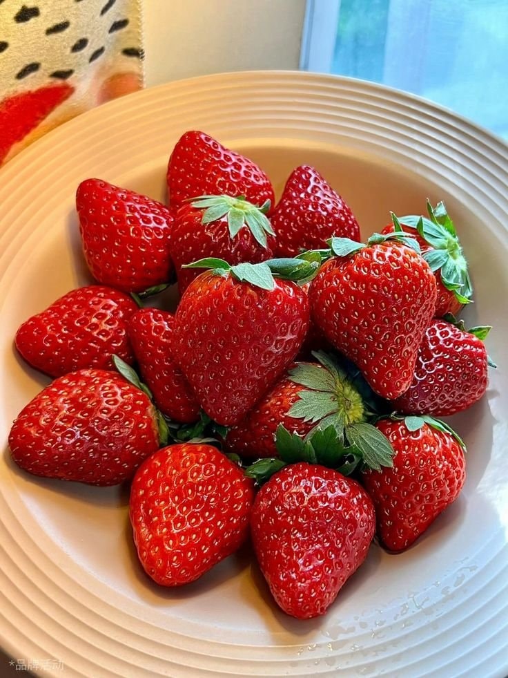Fresh cherries in a white bowl (photo 4 of 4)