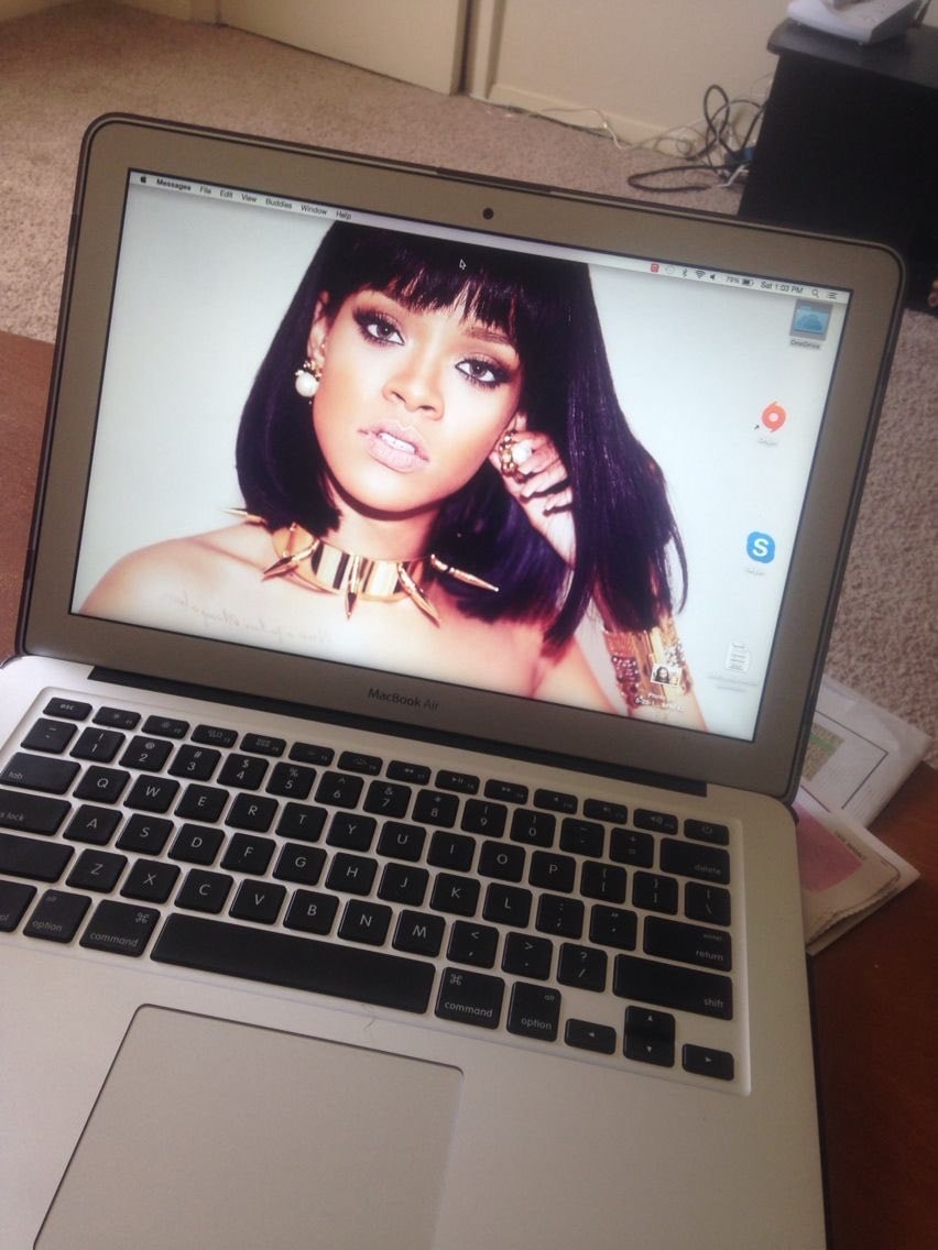 MacBook Air wallpaper with gold spiked necklace MacBook Air wallpaper with gold spiked necklace