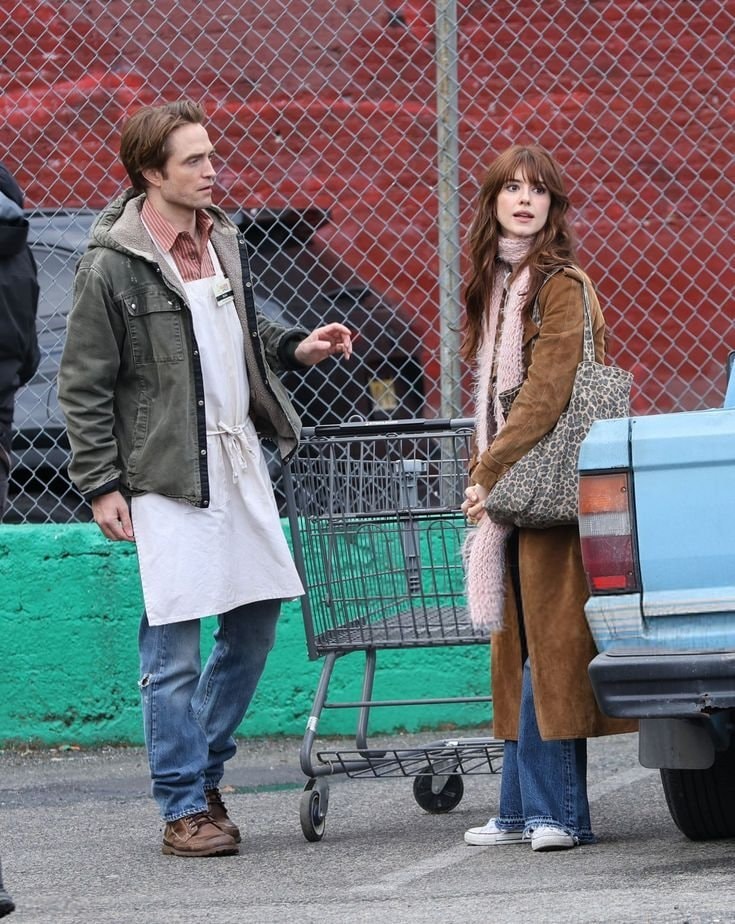 Robert Pattinson and Daisy Edgar Jones