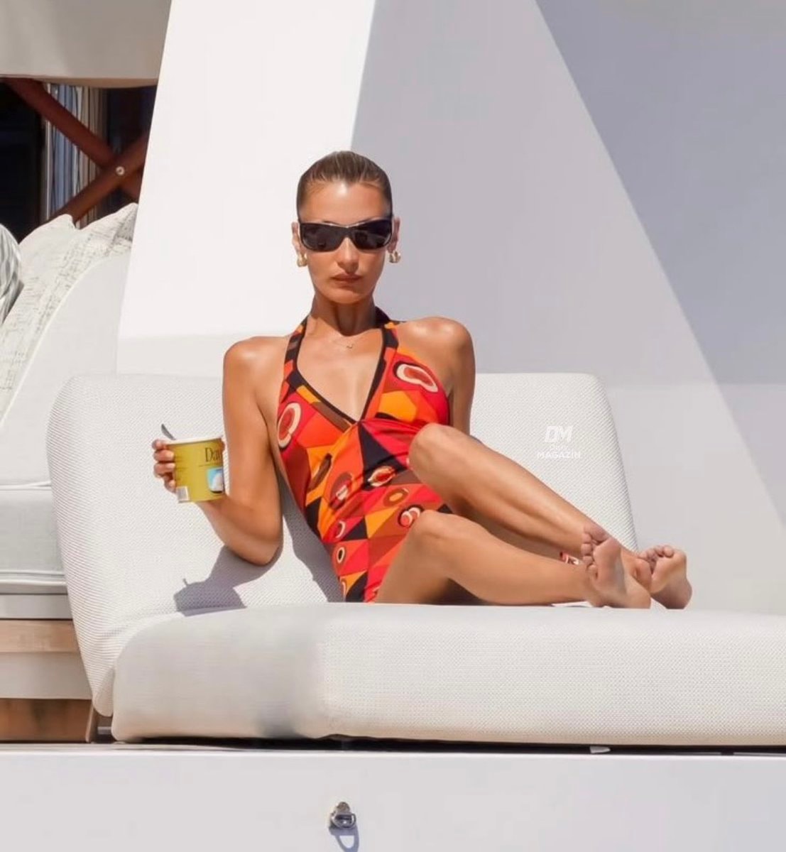 Bella Hadid viral moment (photo 1 of 2)