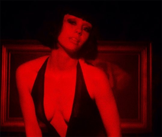 MaXXXine red light moment
