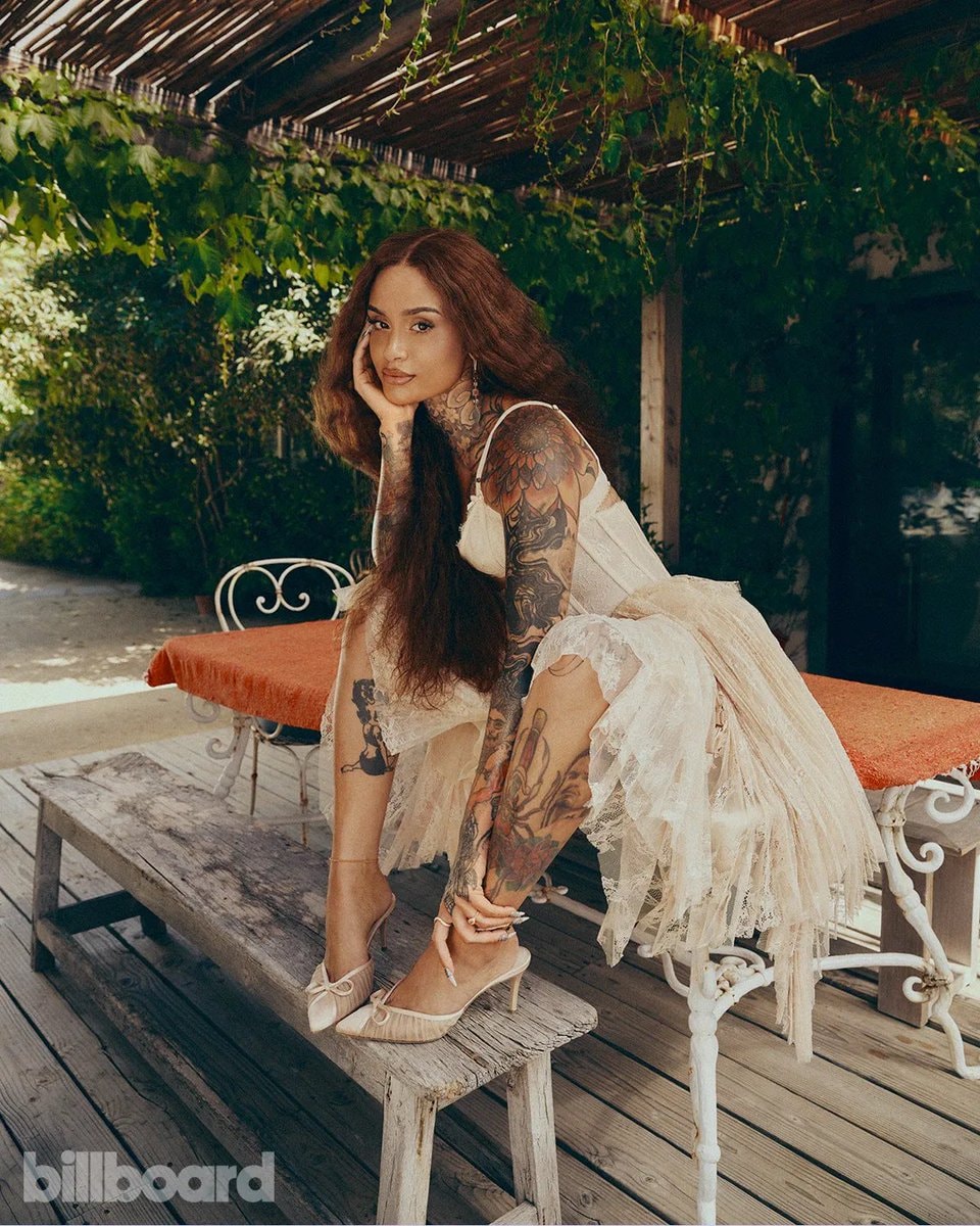 Kehlani signs Ezra Kehlani signs Ezra