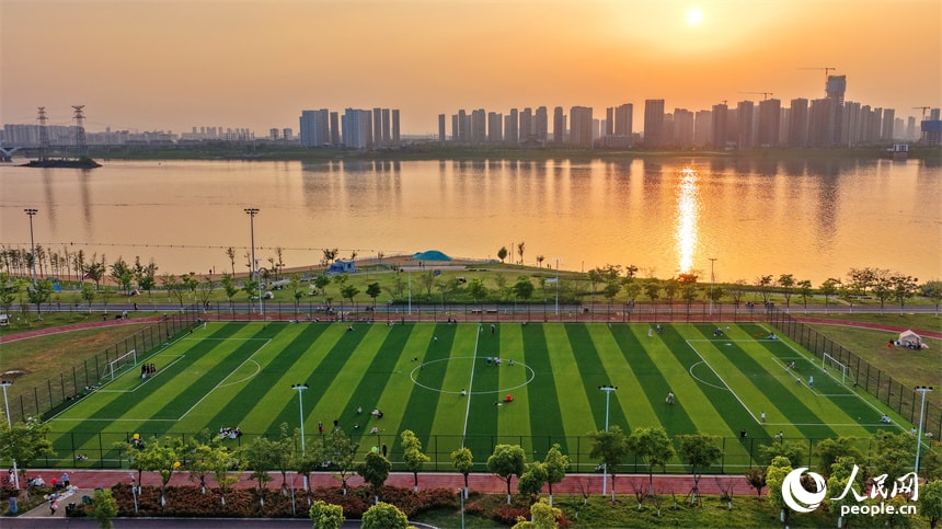 Residents enjoying spring at Xianghu Riverside Park (photo 3 of 4)