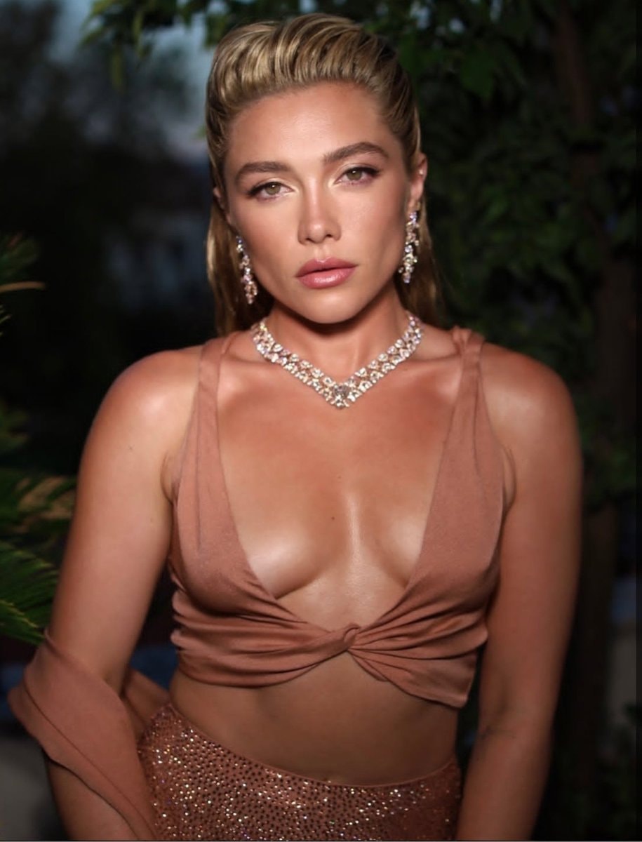 Florence Pugh Max Mara Le Parfum (photo 2 of 3)