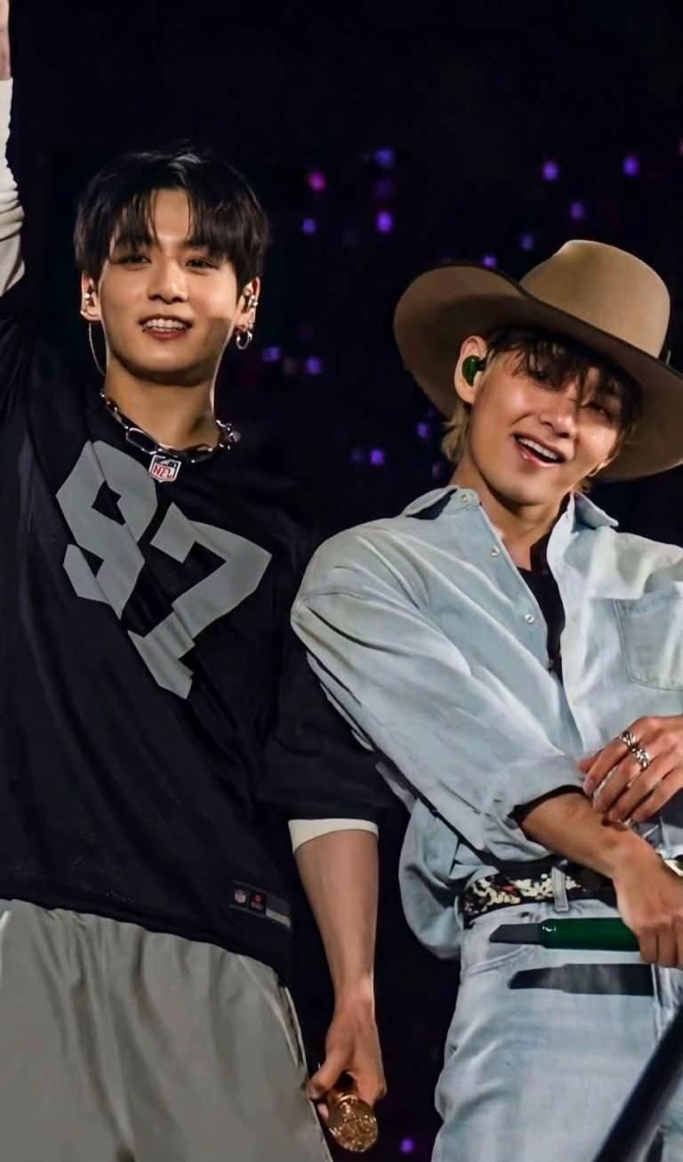 V and Jungkook BTS concert moment (photo 4 of 4)