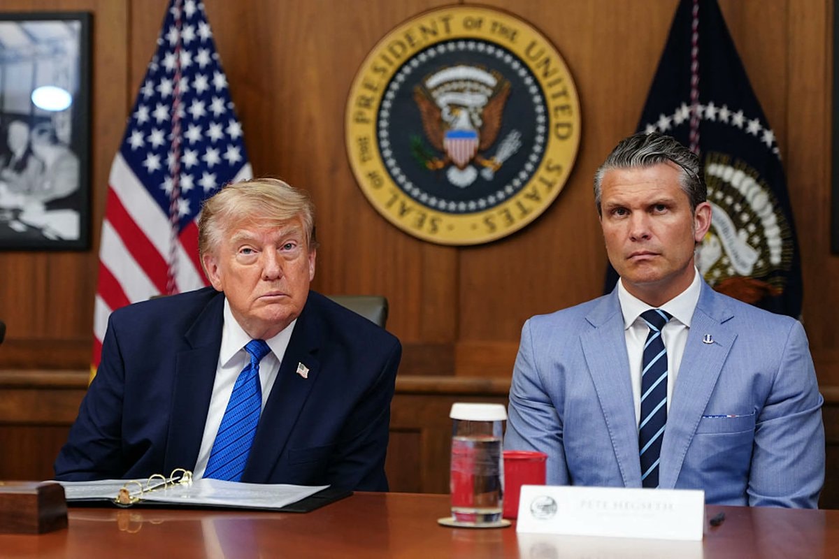 Trump and Hegseth at table