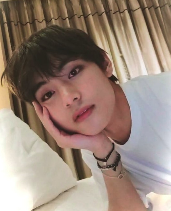 Taehyung Paris 2019 livestream (photo 2 of 2)