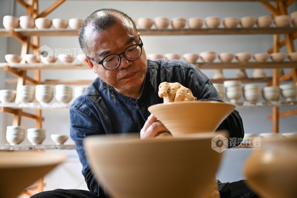 Jiangxi folk artists carving wood (photo 2 of 4)
