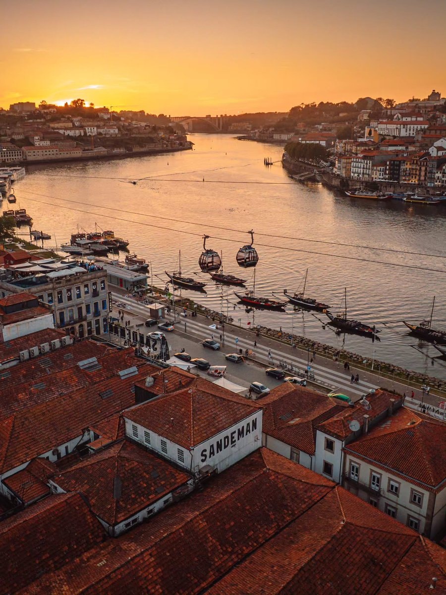 Porto Portugal street scene (photo 2 of 4)