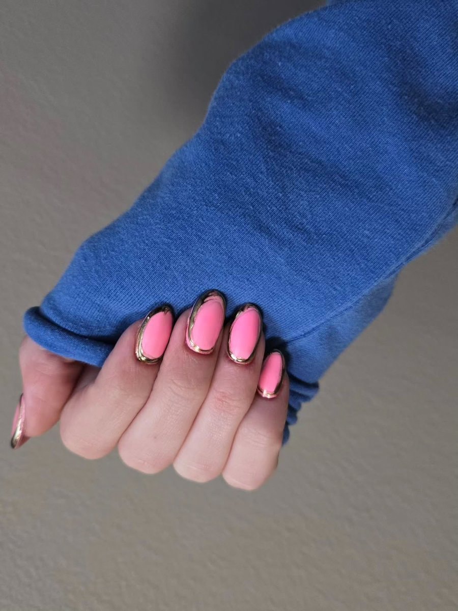 Zrinka creates pink nails for Summer Di Laurentis