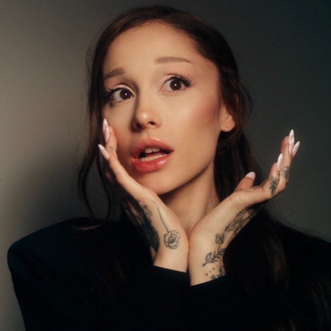 Ariana Grande petal Apple Music top 40 (photo 2 of 2)