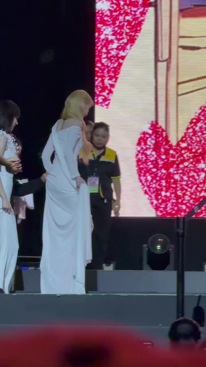 Jan Jingjing Kapook Ciize stage