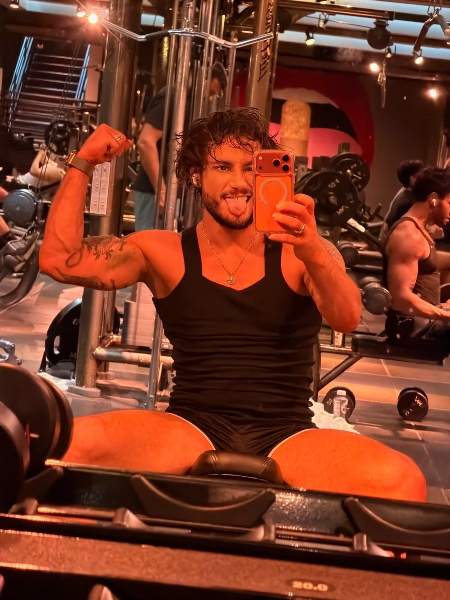 Frankie Grande locker room photos (photo 2 of 2)