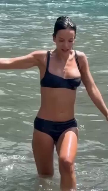 Lily Allen beach paparazzi