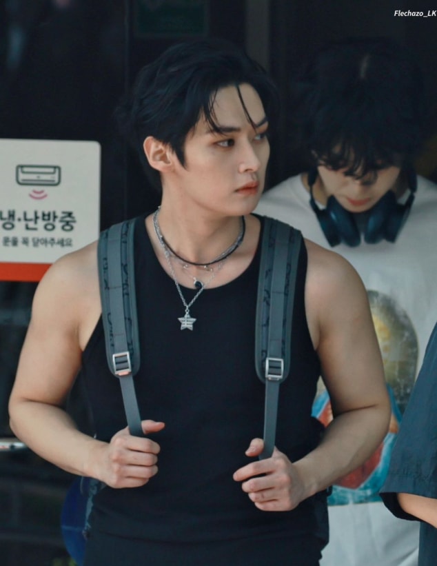 Lee Know Music Bank (photo 2 of 2)