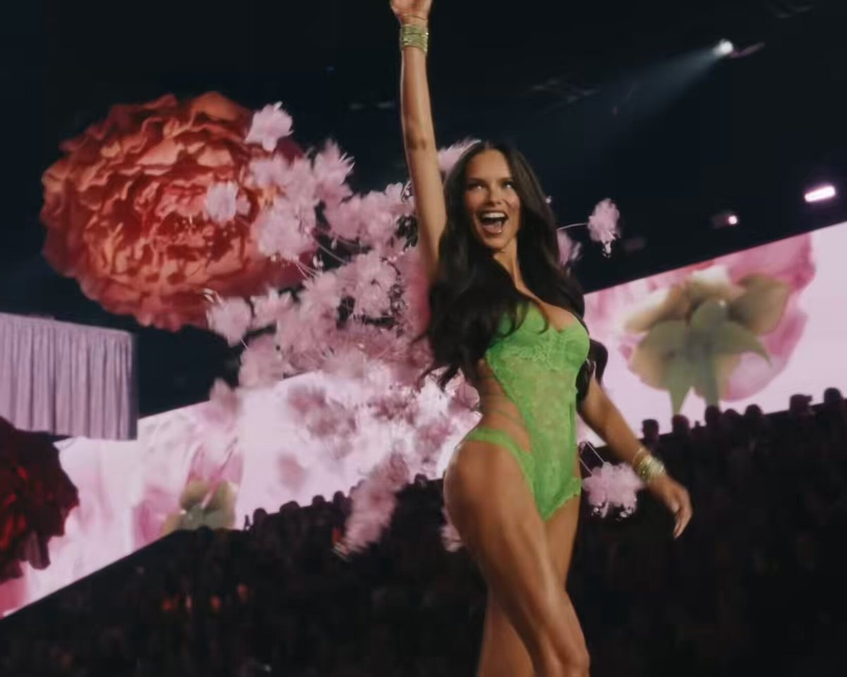 Adriana Lima runway moment