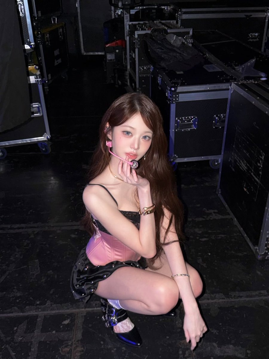 IVE Wonyoung angel photos (photo 2 of 4)