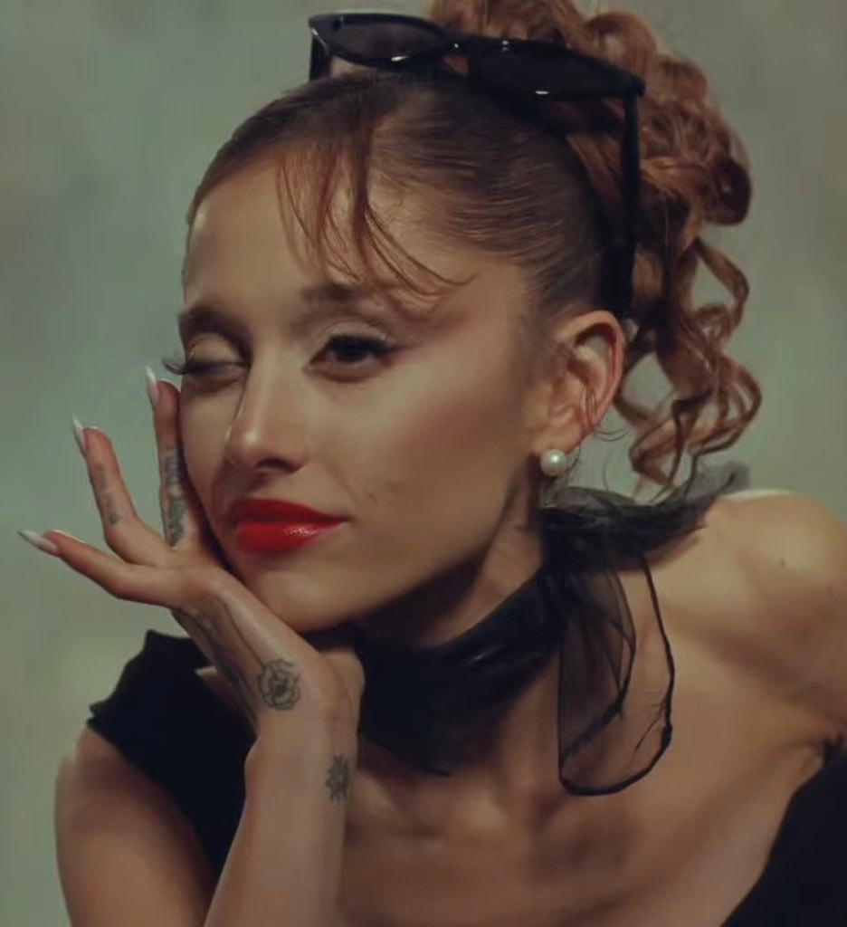 Ariana Grande petal Global Spotify (photo 2 of 2)