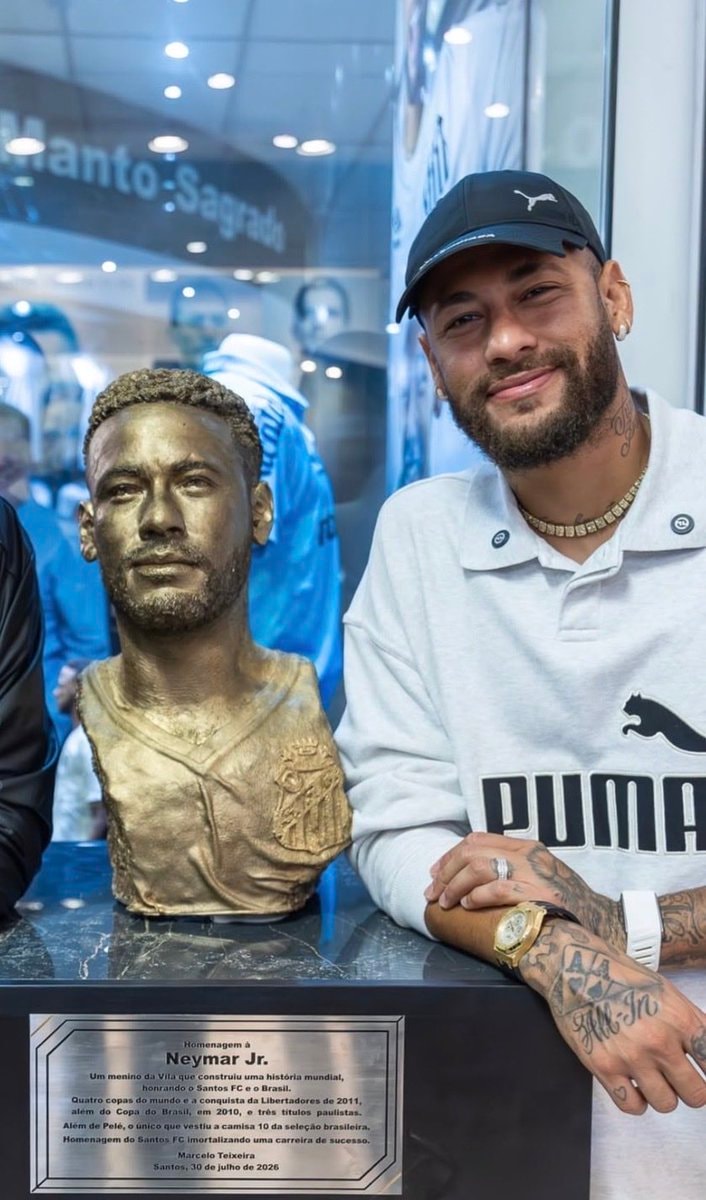 Neymar bronze bust Santos