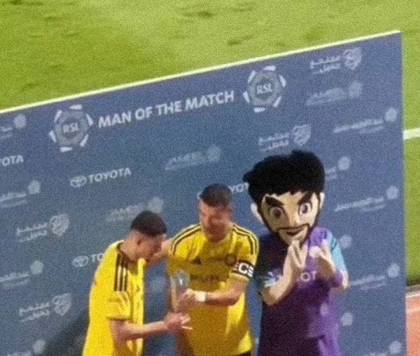 Cristiano Ronaldo gives award to Al-Hamdan