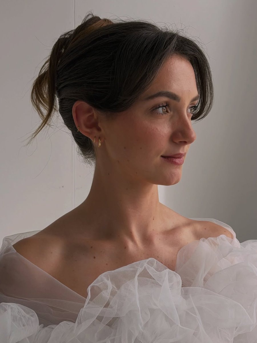 Rosie Bentham stunning (photo 1 of 2)
