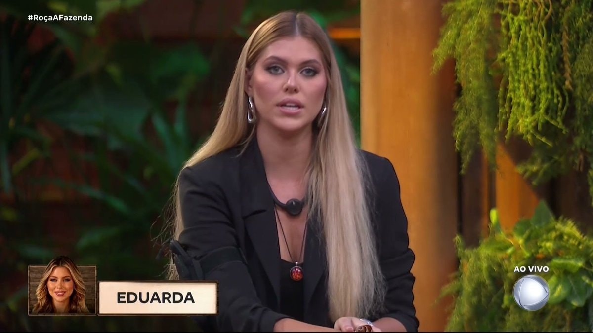 Eduarda and Ariela discuss voting at RoçaAFazenda