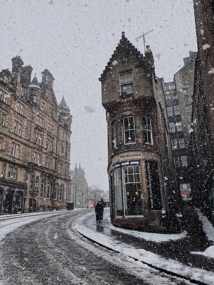 Edinburg Scotland rainy historic street (photo 2 of 4)